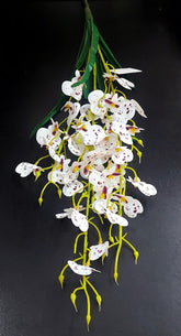 Ramură decorativă cu orhidee artificială cu accente roșii – design curgător cu frunze elegante